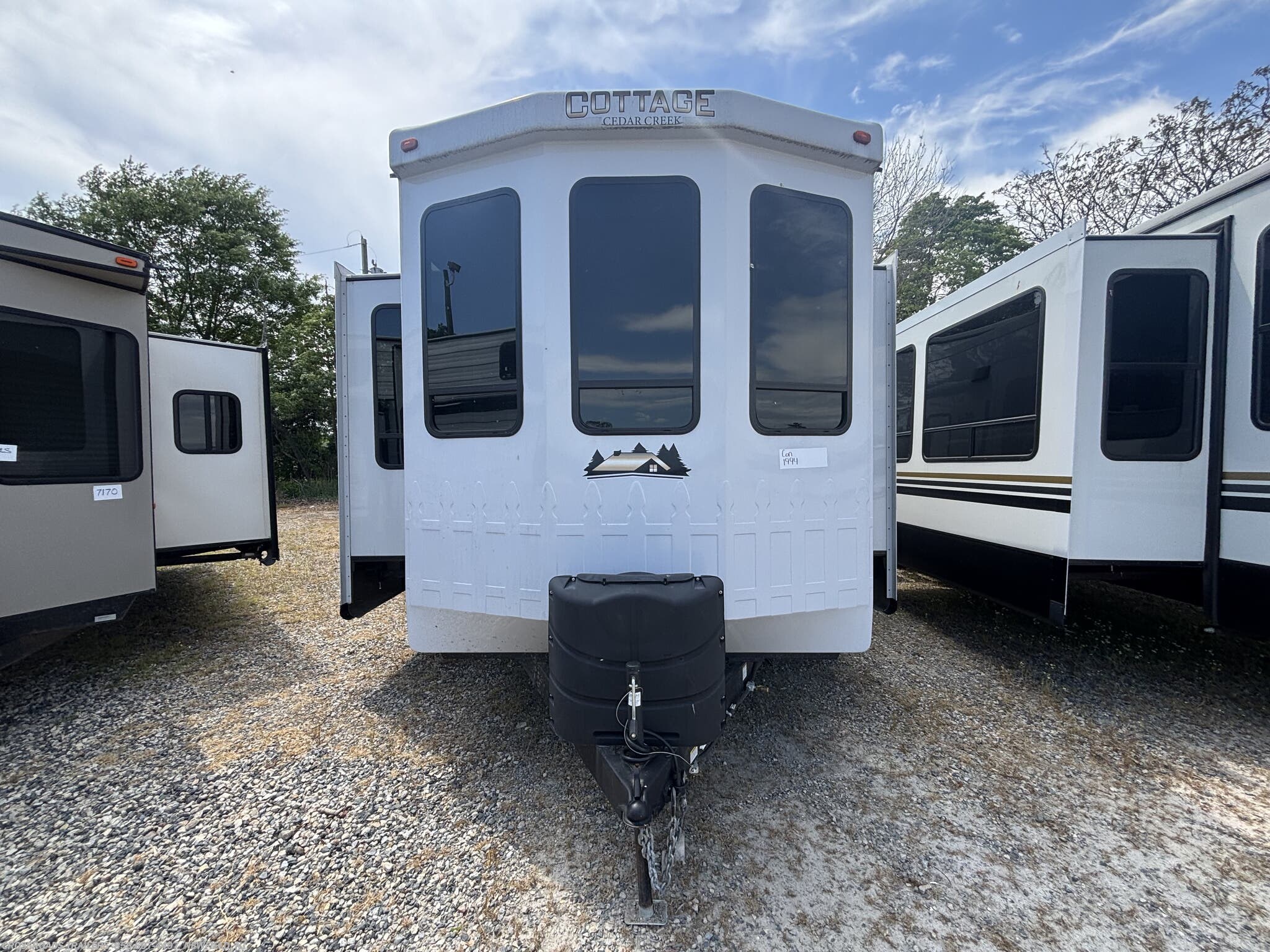 2023 Forest River Cedar Creek Cottage 40CDL - Used Destination Trailer For Sale by Crossroads Trailer Sales, Inc. in Newfield, New Jersey features Detachable, Oven, Hitch, Icemaker, Ceiling Fan