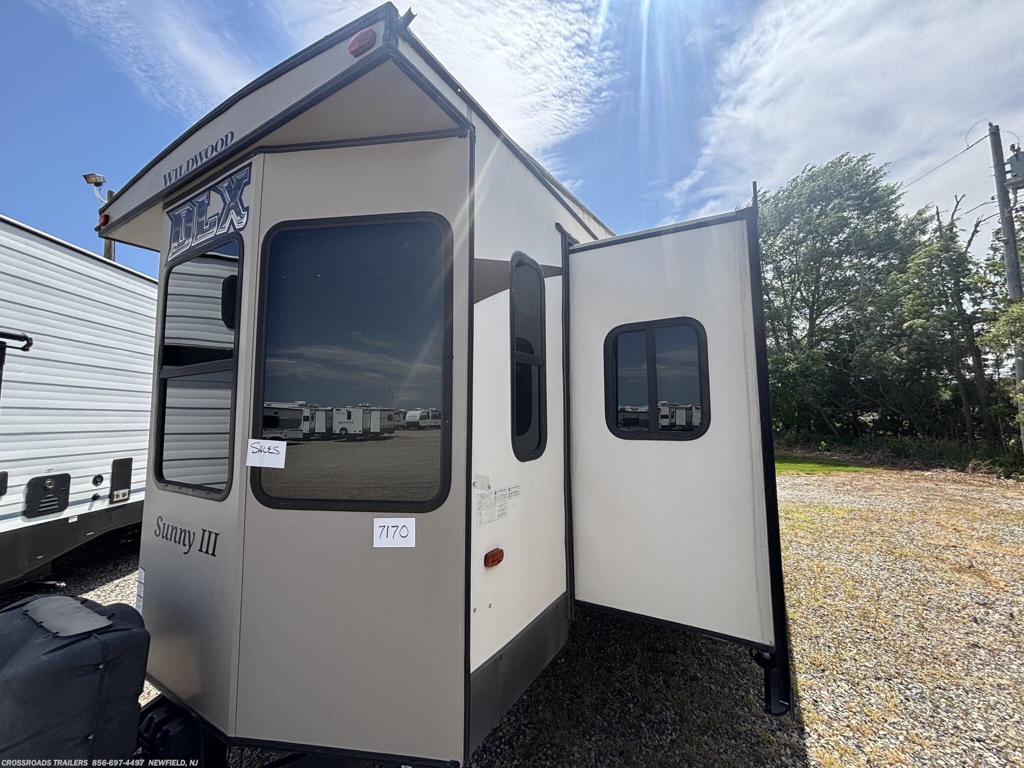 2018 Wildwood DLX 39FDEN by Forest River from Crossroads Trailer Sales, Inc. in Newfield, New Jersey