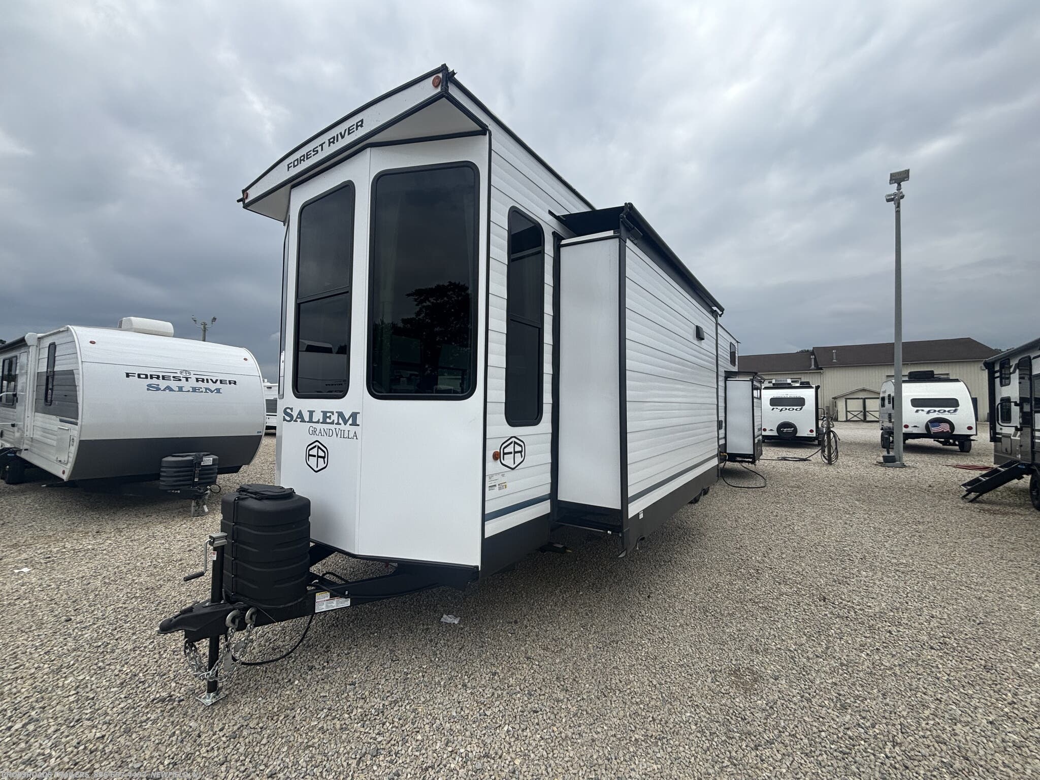 2027 Salem Grand Villa 42FLDL by Forest River from Crossroads Trailer Sales, Inc. in Newfield, New Jersey