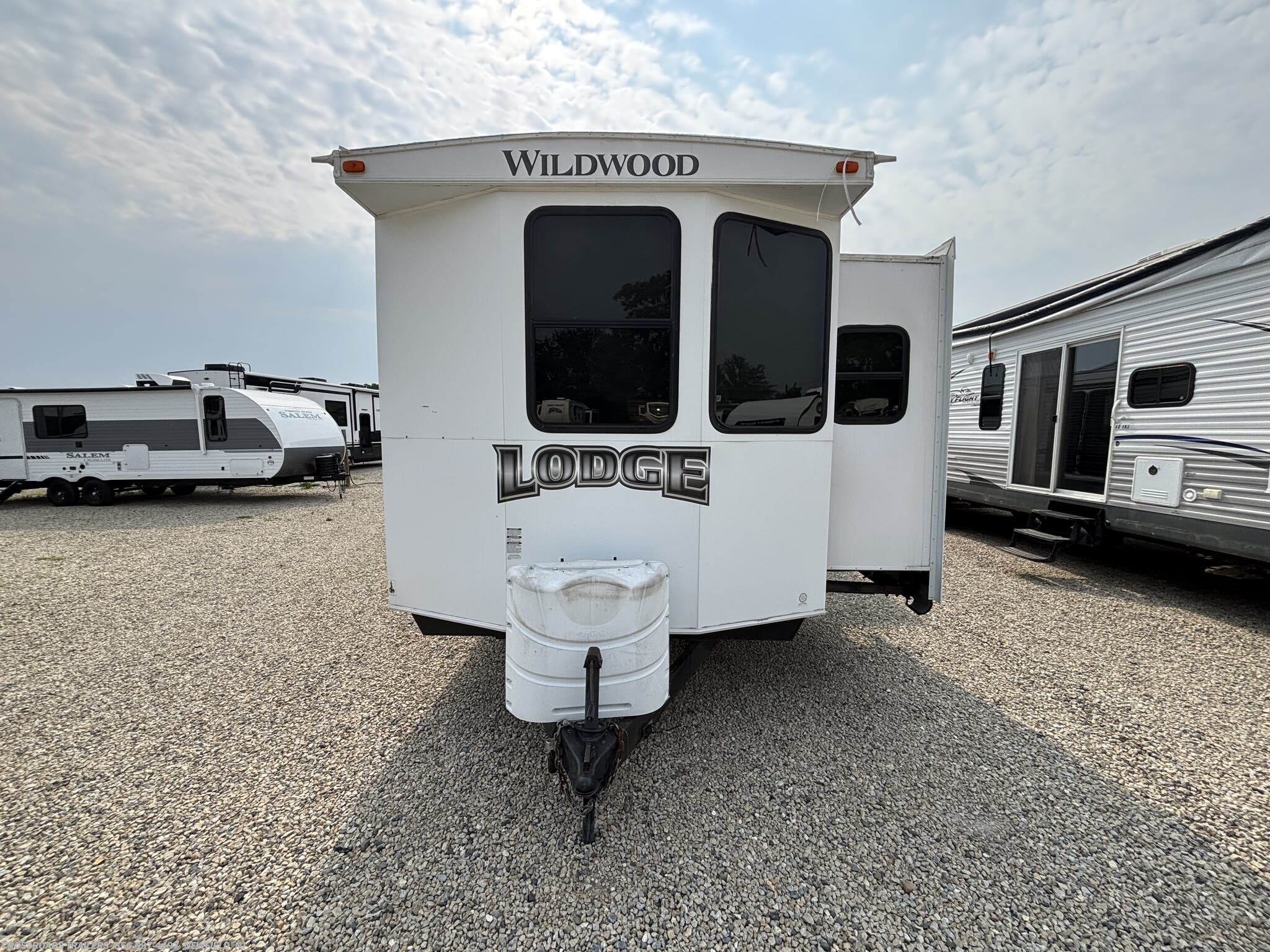 2015 Forest River Wildwood DLX 402QBQ - Used Destination Trailer For Sale by Crossroads Trailer Sales, Inc. in Newfield, New Jersey features Toilet, Fire Extinguisher, Kitchen Sink, Water Heater, Roof Deck