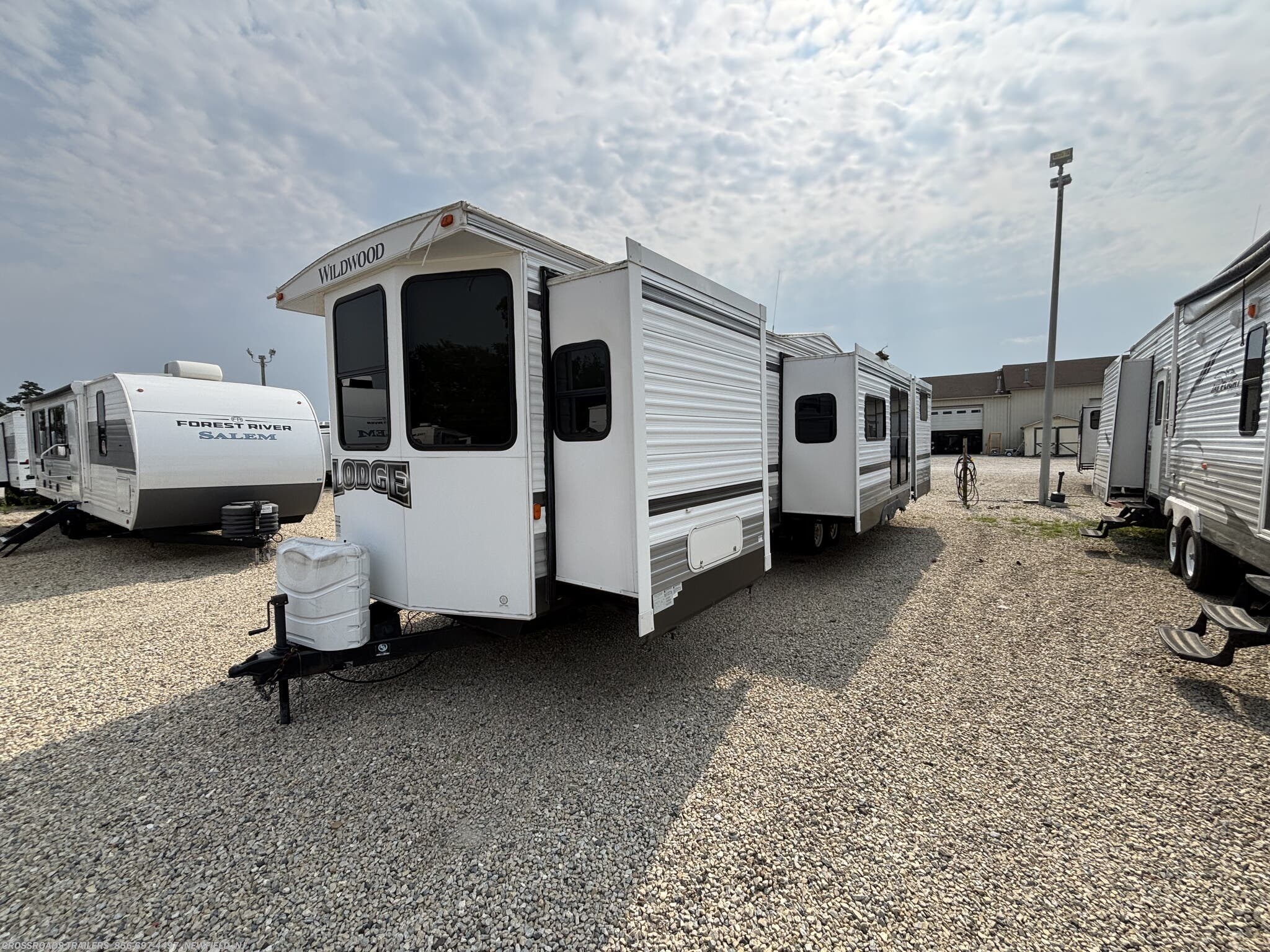 2015 Wildwood DLX 402QBQ by Forest River from Crossroads Trailer Sales, Inc. in Newfield, New Jersey