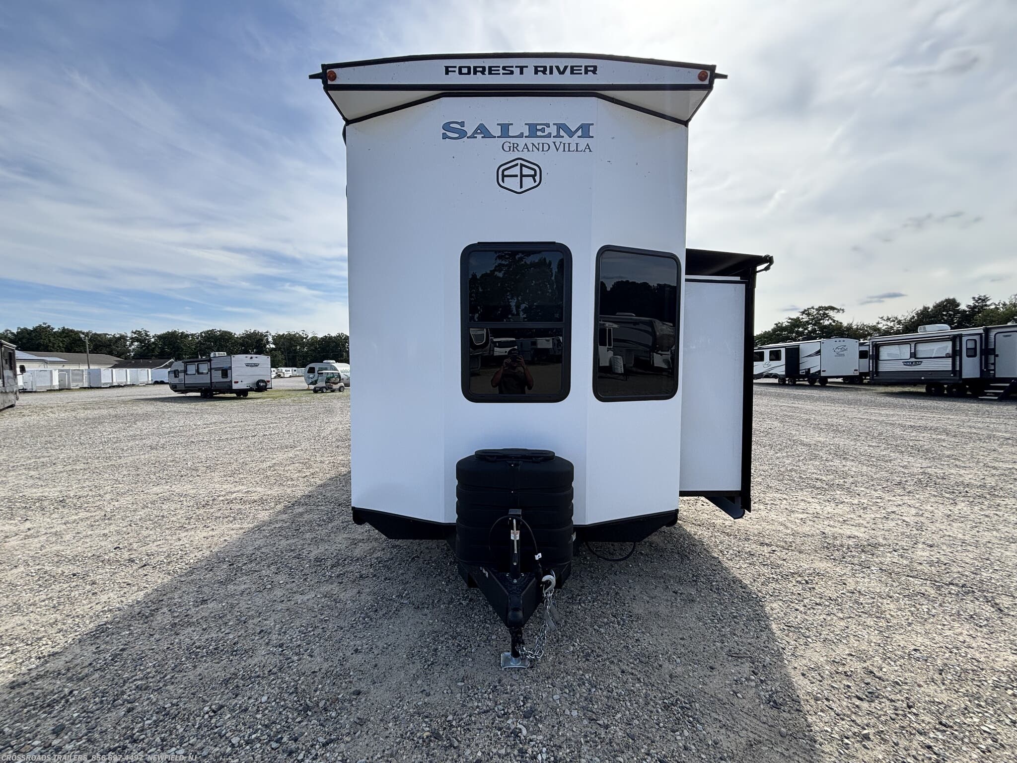 2027 Forest River Salem Grand Villa 42ICE - New Destination Trailer For Sale by Crossroads Trailer Sales, Inc. in Newfield, New Jersey features TV, 50 Amp Service, Batteries, Fire Extinguisher, Roof Deck