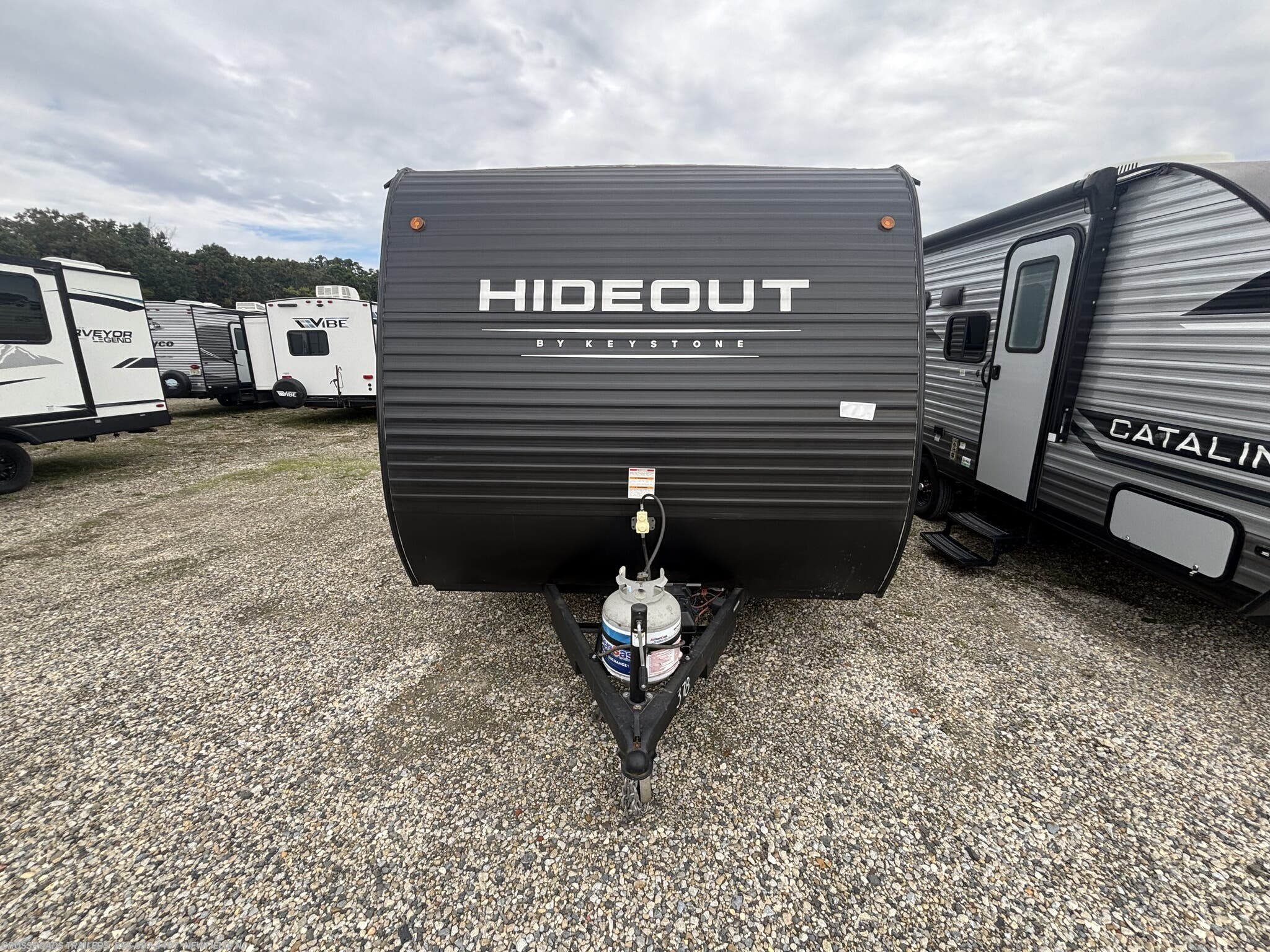 2024 Keystone Hideout Mini 179RB - Used Travel Trailer For Sale by Crossroads Trailer Sales, Inc. in Newfield, New Jersey features Skylight, Vanity, Water Heater, Furnace, Tinted Windows
