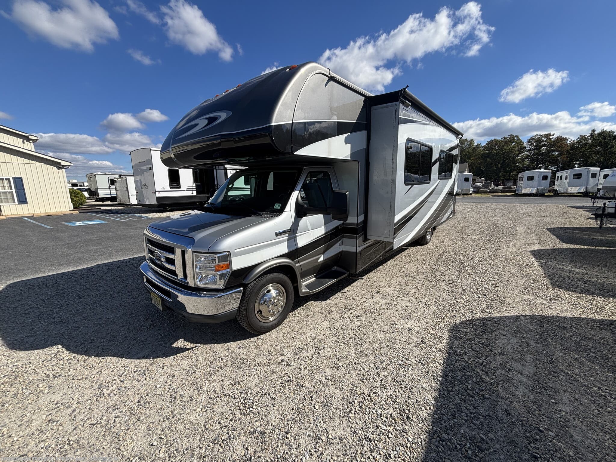2016 Sunseeker 3010DS by Forest River from Crossroads Trailer Sales, Inc. in Newfield, New Jersey