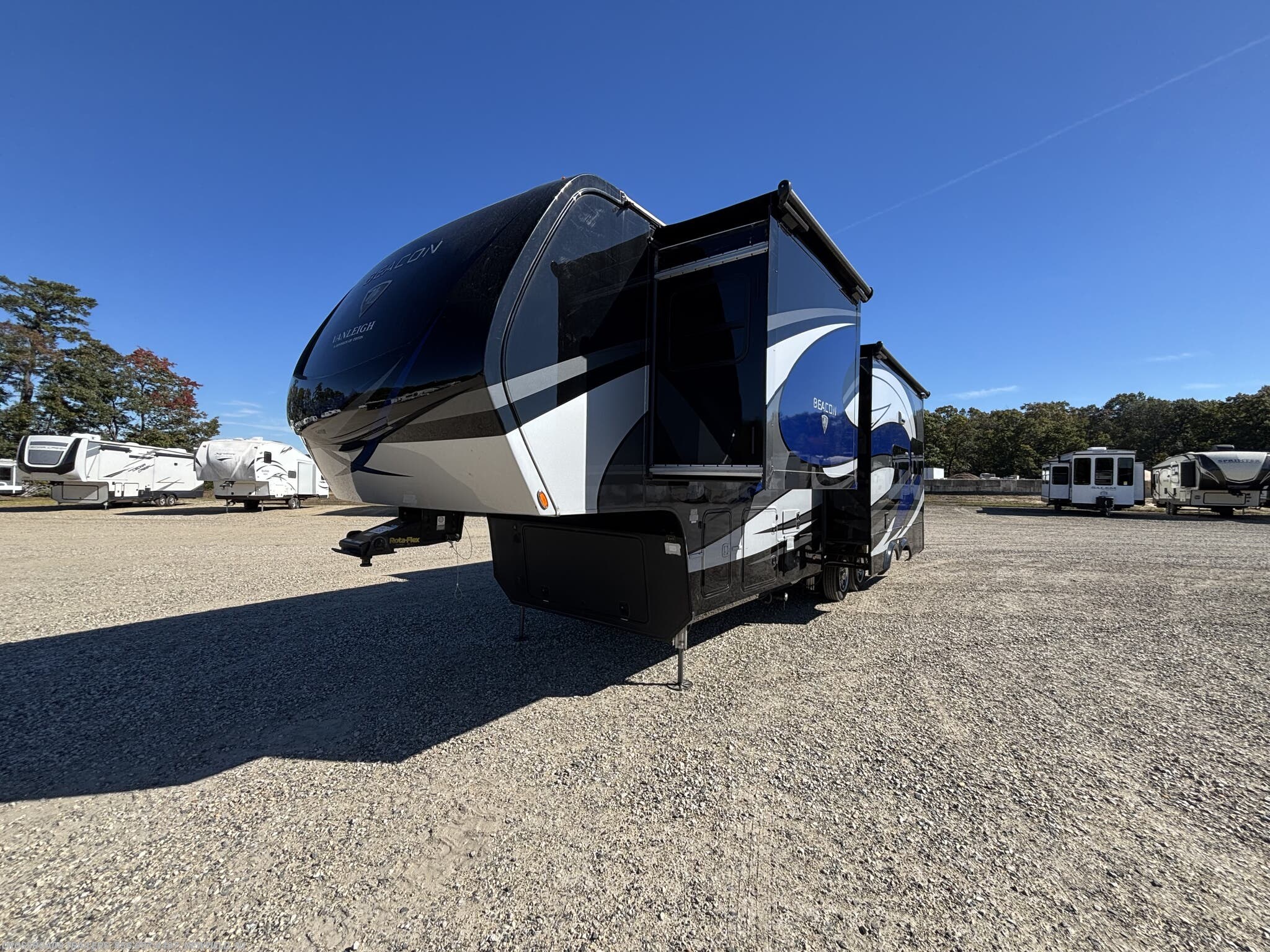 2021 Beacon 34RLB by Vanleigh from Crossroads Trailer Sales, Inc. in Newfield, New Jersey