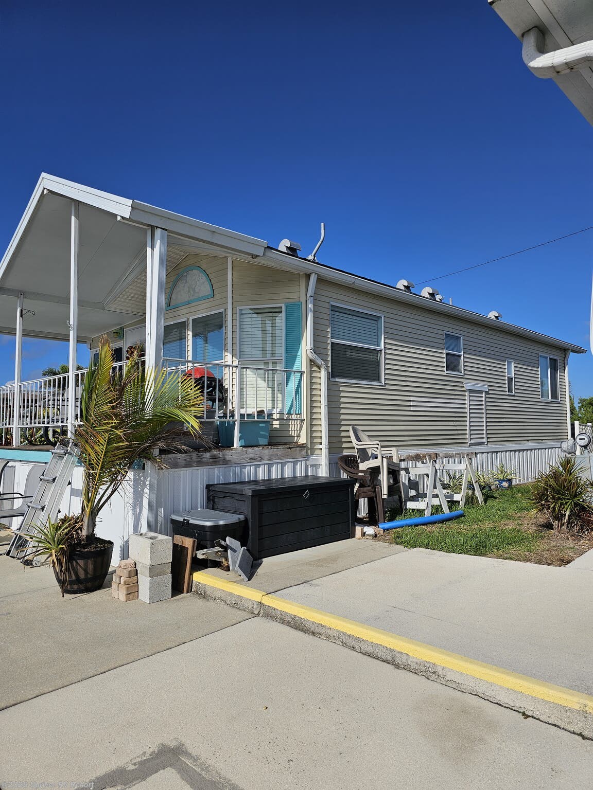 1999 Chariot - Used Park Model For Sale by Upriver RV Resort in North Fort Myers, Florida